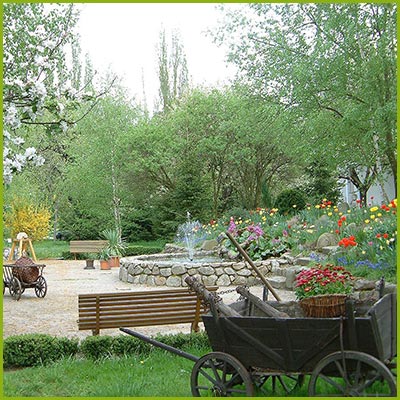 Wasserbecken mit Wasserspiel, Aufgang zum Obst- und Kräutergarten